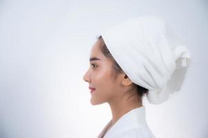 giovane donna asiatica che fa il trattamento terapia di bellezza estetica su un viso presso la clinica cosmetologica