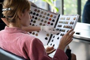 parrucchiere e bella donna del cliente che fanno il trattamento della cura dei capelli nel salone di stile di moda foto