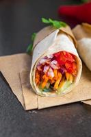 shawarma doner kebab di verdure ripieno di burrito burrito vegetariano pita pane vegetariano foto