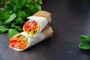 shawarma doner kebab di verdure ripieno di burrito burrito vegetariano pita pane vegetariano foto