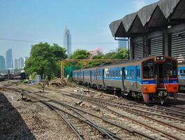 bangkok thailandia08 aprile 2019la locomotiva e il treno tailandese sono parcheggiati nel garage delle ferrovie statali della tailandia alla stazione ferroviaria di hua lamphong. foto