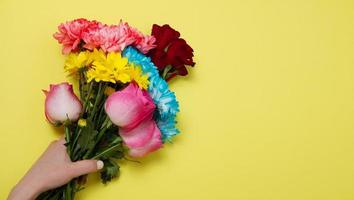 inviare fiori concetto online. consegna di fiori per San Valentino e la festa della mamma. bouquet di rose rosa rosse isolate su sfondo viola. disegno della cartolina con la bella natura rosa. vista dall'alto. copia spazio. foto