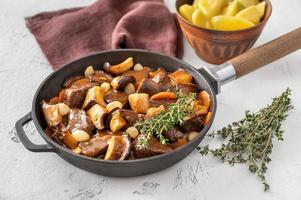 bourguignon di manzo - stufato di manzo francese foto