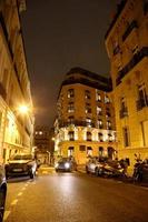 casa a parigi sulla natura urbana aperta della notte francia foto