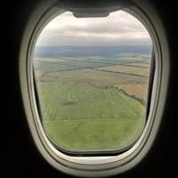 bella vista dalla finestra dell'aereo, la grande ala dell'aereo mostra il battente foto
