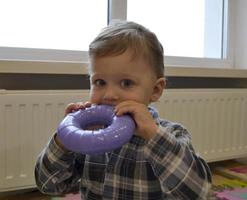 bellissimo bambino con la faccia da bambino in posa fotografo foto