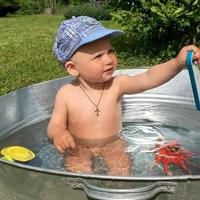 bellissimo bambino con la faccia da bambino in posa fotografo foto