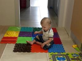 bellissimo bambino con la faccia da bambino in posa fotografo foto