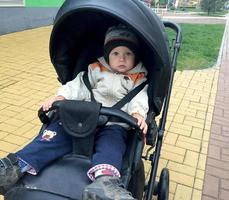 bellissimo bambino con la faccia da bambino in posa fotografo foto