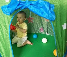 bellissimo bambino con la faccia da bambino in posa fotografo foto