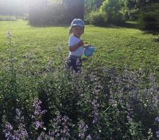 bellissimo bambino con la faccia da bambino in posa fotografo foto