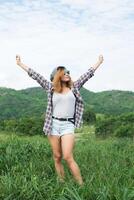 giovane bella donna che gode della libertà e della vita nella natura dietro la montagna. foto