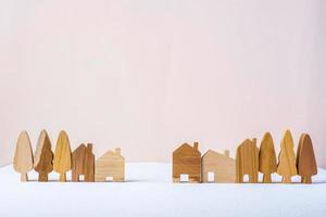 gruppo di legno a forma di giocattolo domestico su sfondo bianco tavolo pesca foto