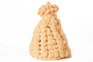 cappello di lana lavorato a maglia giallo inverno isolato su sfondo bianco foto