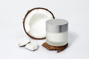 crema cosmetica al cocco, trattamento viso e corpo foto