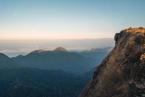 luce del mattino e montagne, montagne in estate fiori mattutini e primaverili foto