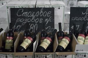yalta, Crimea-30 maggio 2018- magazzino della cantina massandra con bottiglie di vino e cartellini dei prezzi. foto