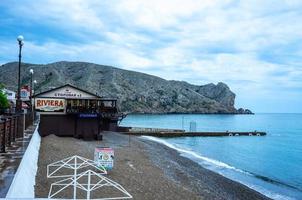 sudak, Crimea-20 maggio 2018- paesaggio urbano con vista sull'argine e sulle persone. foto