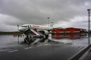 murmansk, russia-7 giugno 2014 paesaggio con aereo e persone che vanno al trasporto aereo. foto