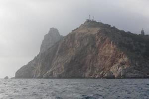 vista sul mare con vista sulla scogliera nella nebbia. foto