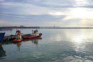 taman, russia-11 marzo 2015 -le navi sono ormeggiate nel porto del Caucaso. trasporto d'acqua. foto