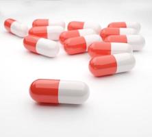 capsula farmaco colore rosso e bianco su sfondo bianco. illustrazioni di rendering 3d. foto