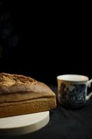 pane su un piatto di legno su sfondo nero foto