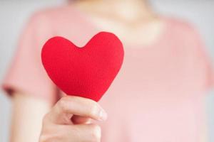 donna con cuore rosso, amore, assicurazione sanitaria, donazione, felice volontario di beneficenza, giornata mondiale della salute mentale, giornata mondiale del cuore, san valentino foto