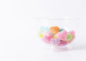 gelatina di frutta a forma di cuore dolci cibo su sfondo bianco foto