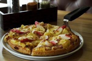 primo piano per lo sfondo degli alimenti in padella per pizza hawaiana foto