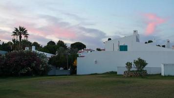 architettura tradizionale ad algarve, portogallo. case familiari bianche. bel cielo durante il tramonto. foto