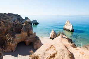 giorno soleggiato. vista panoramica dall'alto della spiaggia dei tre fratelli. alvor, portimao, algarve, portogallo foto