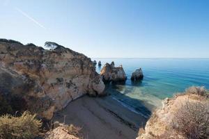 bellissimo paesaggio con spiaggia dei tre fratelli durante una giornata di sole. alvor, portimao, algarve, portogallo. foto