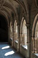 bellissimo chiostro della cattedrale di evora. archi in pietra, stile gotico, con l'arrivo della luce del giorno. Portogallo foto