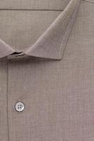 camicia, colletto e bottone in primo piano dettagliati, vista dall'alto foto