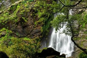 bella cascata nella foresta del parco nazionale alla cascata di khlong lan, kamphaeng phet thailand foto