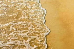 spiaggia di sabbia e onde foto