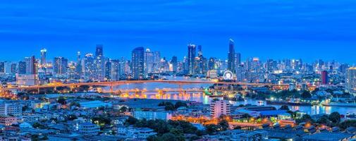 vista panoramica del paesaggio urbano di bangkok di notte, tailandia foto