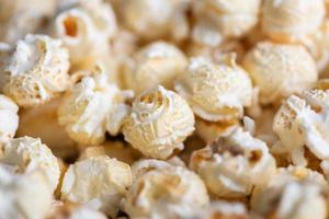 varietà di popcorn di funghi del primo piano su un sacco di sfondo. foto