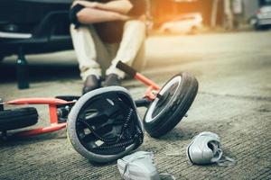 l'uomo è stressato mentre è ubriaco con un incidente di guida si verifica un incidente in bicicletta per bambini. foto