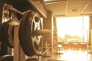 manubrio sul bilanciere nell'allenamento fitness del club center. foto