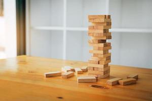 gioco di pile di blocchi di legno con strategia di pianificazione della gestione del progetto. foto