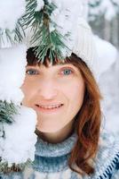 ritratto invernale di una bella donna vicino agli alberi innevati foto