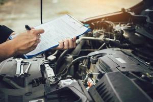 meccanico di automobile che ripara il lavoro di lavoro del motore del veicolo. foto