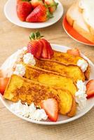 french toast con fragole fresche e panna montata foto