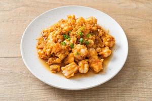 gamberi saltati in padella con aglio e pasta di gamberi foto