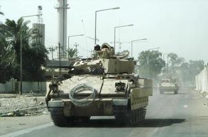 carro armato del veicolo militare dell'esercito su binari con canna dopo la guerra vittoriosa foto