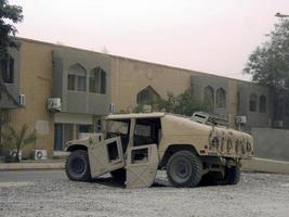 carro armato del veicolo dell'esercito militare su binari con canna foto