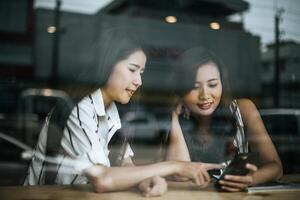 due belle donne che parlano di tutto insieme al caffè della caffetteria foto