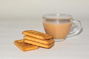 concetto di colazione mattutina. tazza di tè e biscotto su sfondo bianco. foto